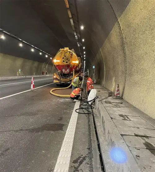 香洲隧道排水渠清淤